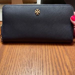 Tory Burch Emerson zip around wristlet